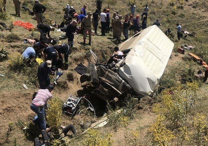 Sərnişin avtobusu çaya aşıb