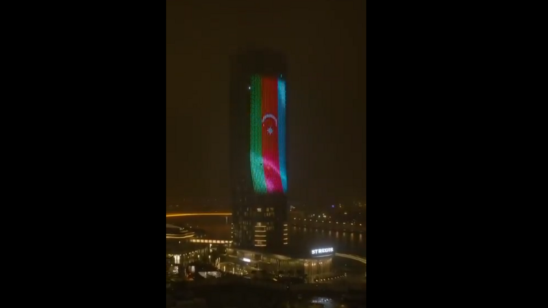 Belqraddakı bina Azərbaycan və Serbiya bayraqları rəngləri ilə işıqlandırılıb