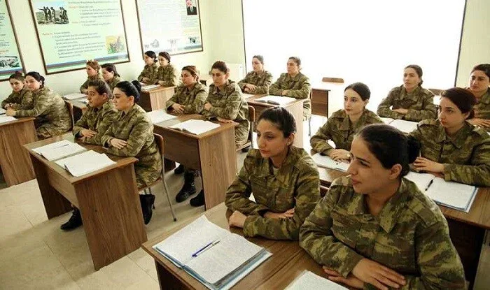 Qadınlar üçün müddətdən artıq həqiqi hərbi xidmət azaldılır