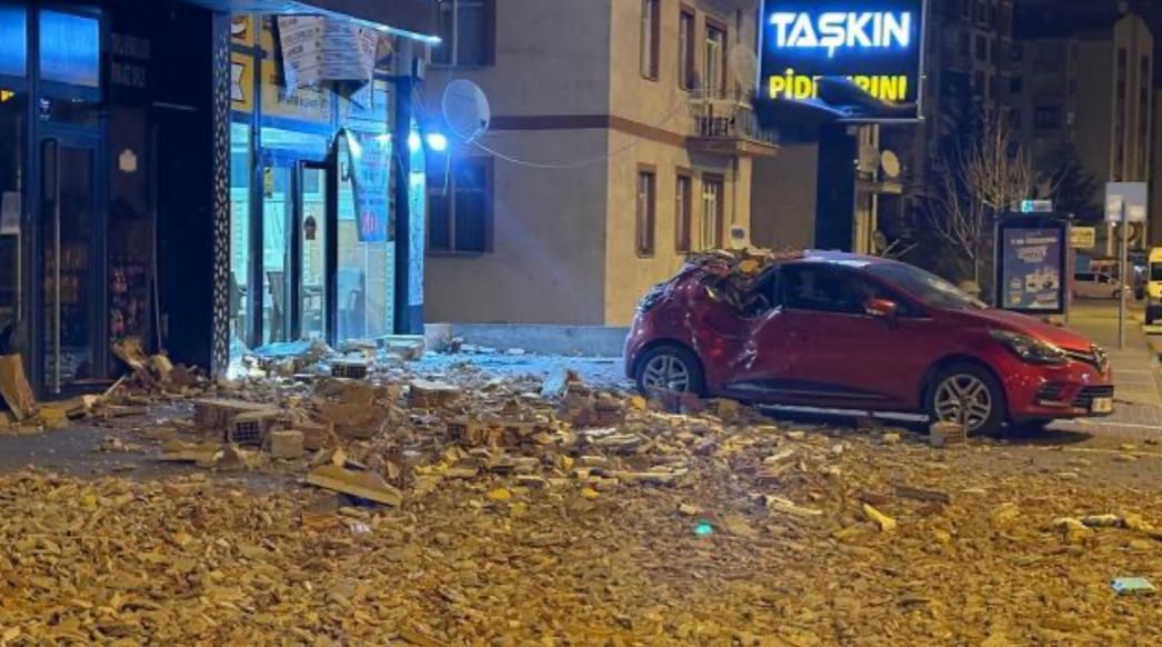 Kayseridə güclü külək binanın divarını uçurub