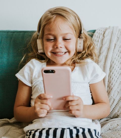 Sosial şəbəkələrə giriş şəxsiyyət vəsiqəsi ilə mümkün ola bilər: Azyaşlılara məhdudiyyət tətbiqi gündəmdə