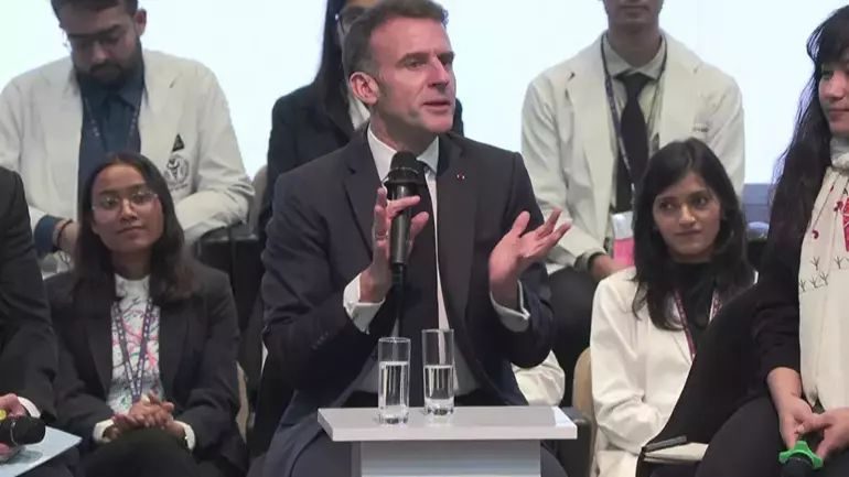 Makron virtual media nəhənglərini tənqid edib 