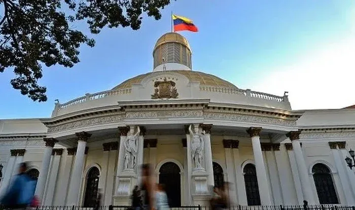 Tramp Venesuelaya sanksiyaların müddətini uzadıb