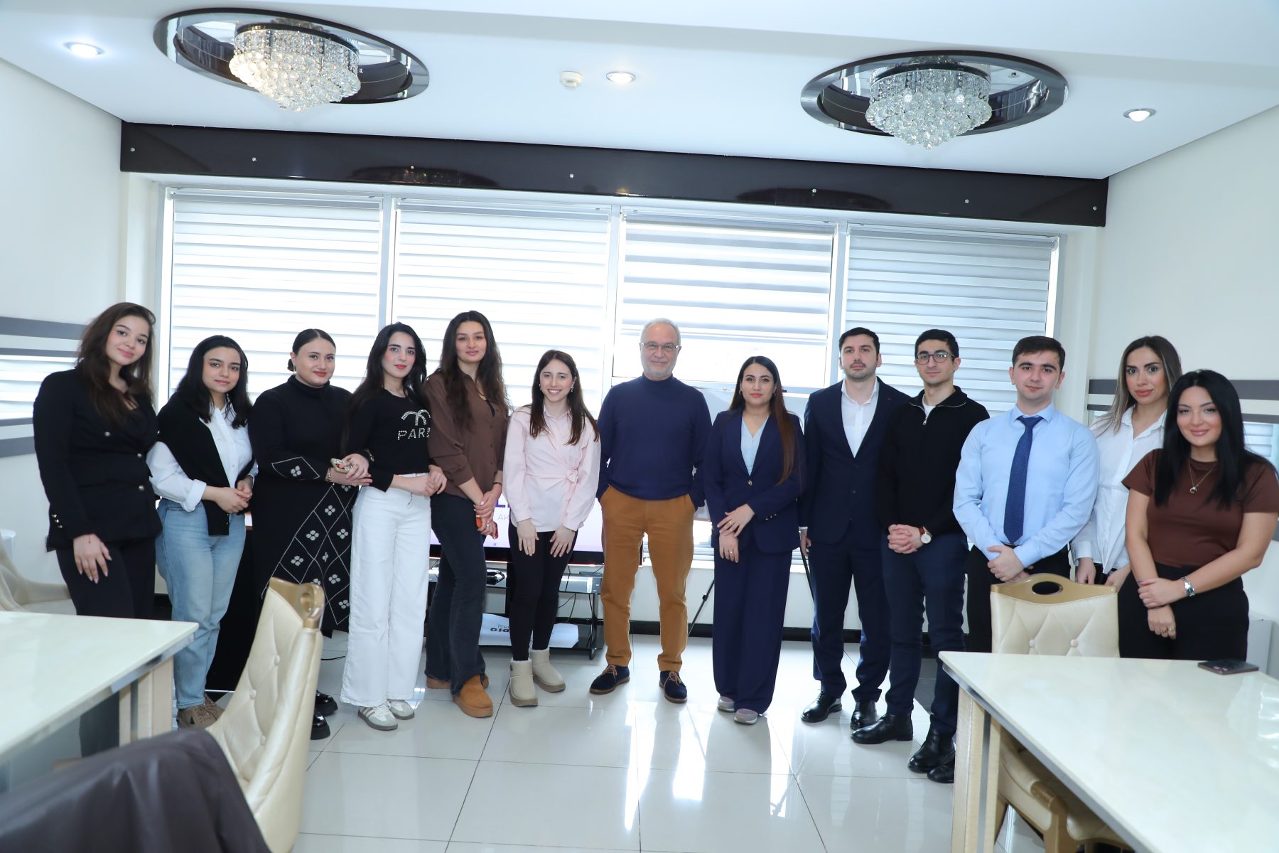 Dünyanı gəzən səyahətçi, jurnalist:Azər Qərib müdavimlərlə öz təcrübəsini bölüşdü