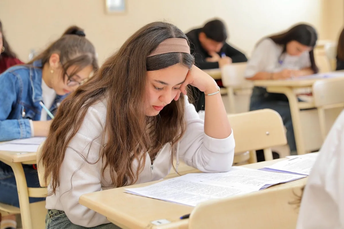 Düşündürən suallar, qaçan dəqiqələr - Abituriyentlər 15 mart imtahanında nələr yaşadı? 