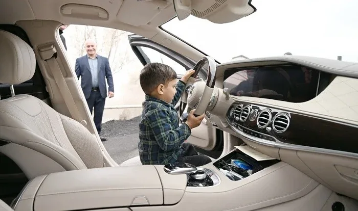 Qarabağa qayıdan azyaşlı Prezidentin maşınında