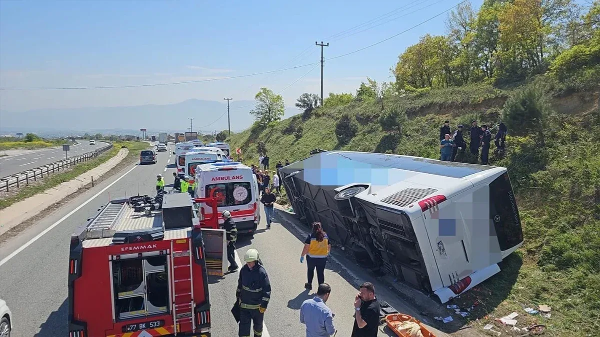 T&uuml;rkiyədə fəhlələri daşıyan mikroavtobus aşıb, &ouml;lən və xəsarət alanlar var

