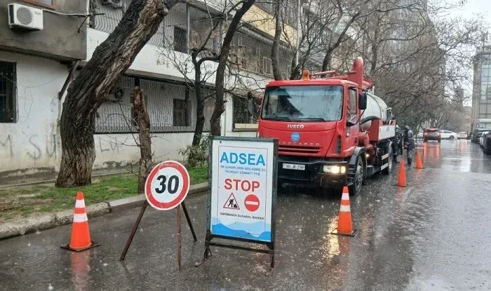 Bakıda bu ərazi yağış sularından təmizlənir