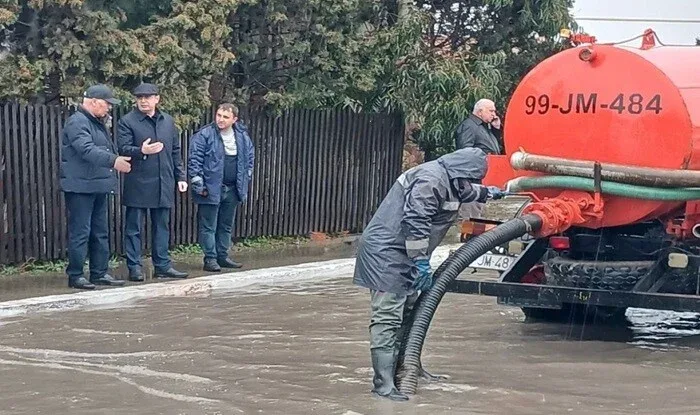 Bakıda icra başçıları su basan ərazilərdə