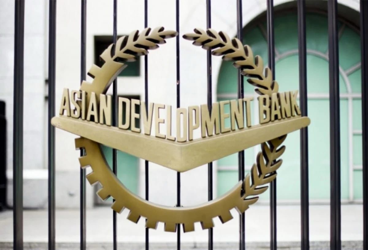 ADB xəbərdarlıq edir: İrandakı m&uuml;naqişə Cənubi Qafqaz iqtisadiyyatını sarsıda bilər

&nbsp;
