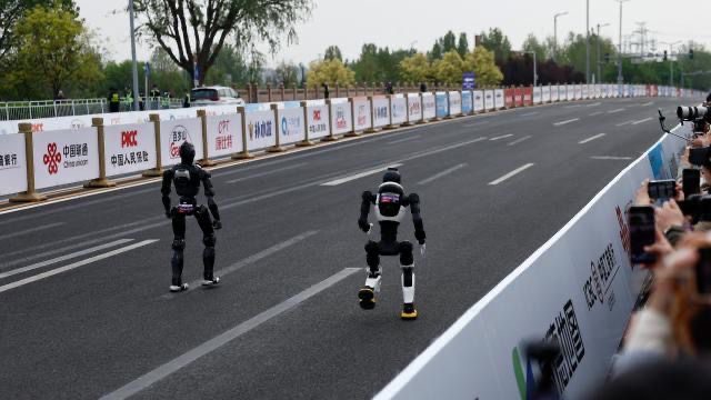 Çində humanoid robotlar yarı marafon üzrə dünya rekordunu qırıb