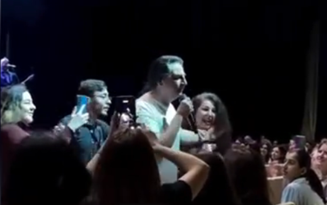 &Ccedil;elik Bakıdakı konsertində tamaşa&ccedil;ılara h&ouml;rmətsizlik etdi&nbsp;
