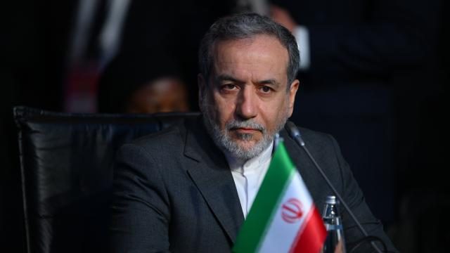 Əraqçı Pakistana səfər edir