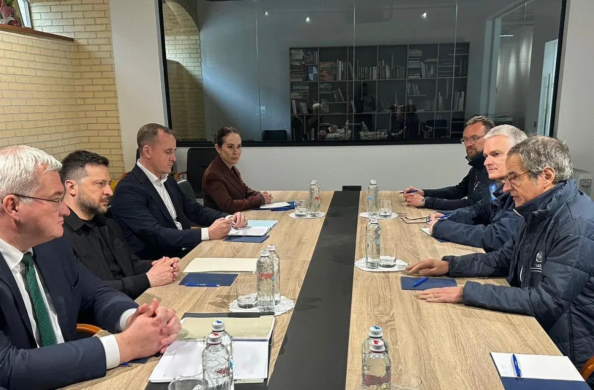 Qrossi və Zelenski "Zaporojye" AES-dəki vəziyyətlə bağlı fikir mübadiləsi aparıblar