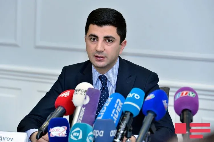 Şagirdlərin &ccedil;antalarının yoxlanılması... - Sədr
