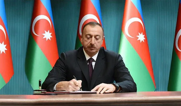 Prezident xalçaçıları təltif edib