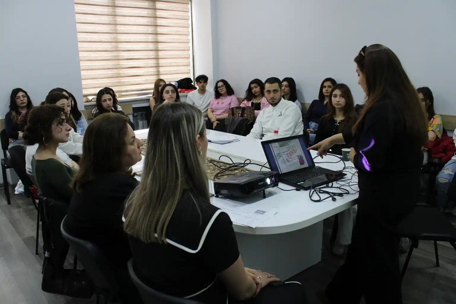&ldquo;Tənqidi d&uuml;ş&uuml;ncə bacarıqlarının inkişafı və tətbiqi&rdquo; layihəsi &ccedil;ər&ccedil;ivəsində maarifləndirici təlim
