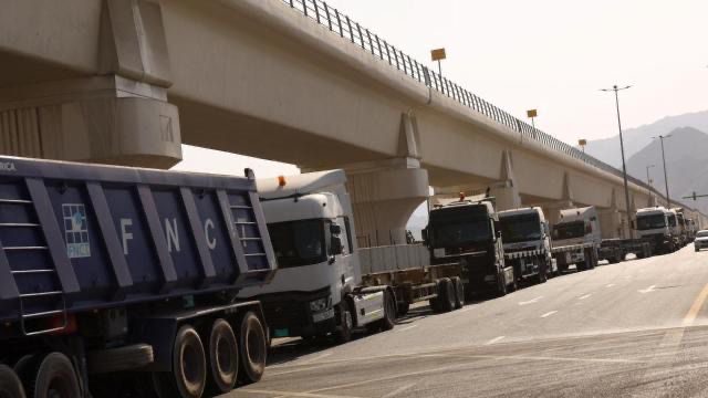 Hörmüz böhranı: Körfəz ölkələri minlərlə yük maşını ilə quru yolu ilə yük daşıyır