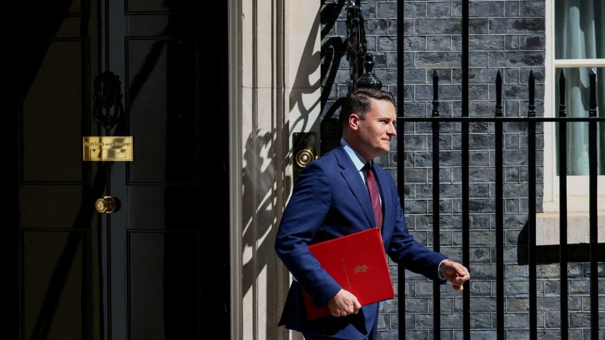 Kir Starmer Ues Stritinqin istefasından sonra siyasi mövqeyini qorumaq uğrunda mübarizə aparır
