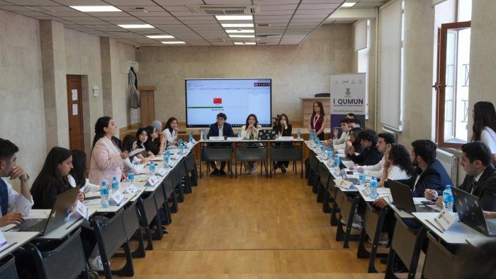 Qarabağ Universitetində xarici tələbələr dünyanın gələcəyini müzakirə edir