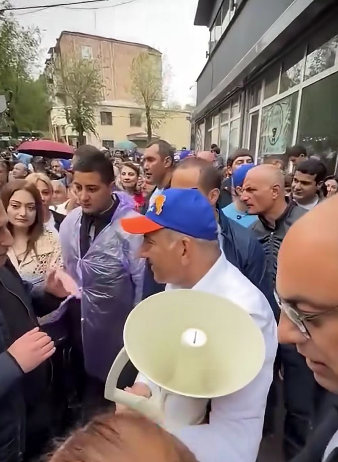 Moskva xətti ilə qızışdırılan q&uuml;vvələr hərəkətə ke&ccedil;di-Ermənistanda se&ccedil;ki &ouml;ncəsi ara qarışır
