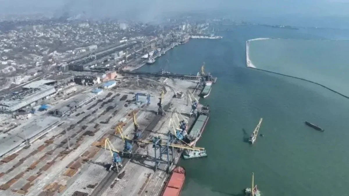 Ukrayna Mariupol limanına zərbə endirib