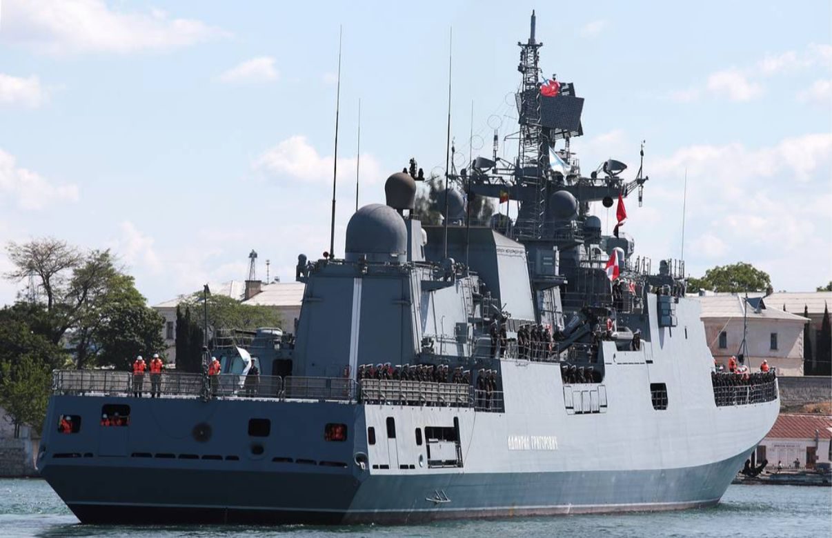 Rus freqatı İngilis kanalında Britaniya yaxtasına xəbərdarlıq atəşi açıb