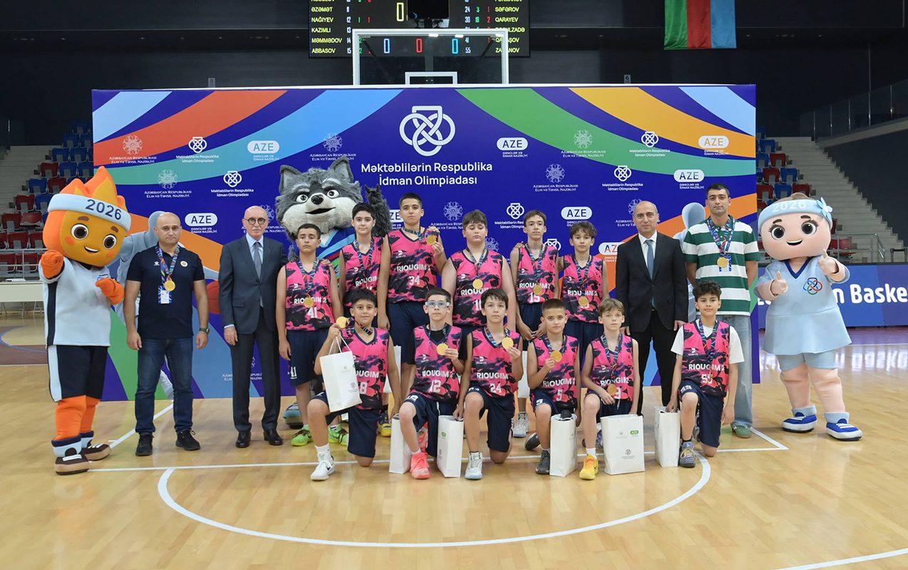 Nazir məktəblilərin basketbol yarışlarını izləyib