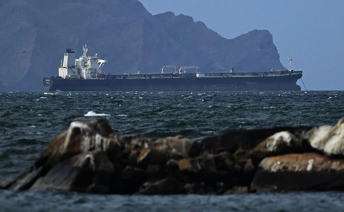 UKMTO: Oman körfəzində gəmiyə mərmi atılıb 