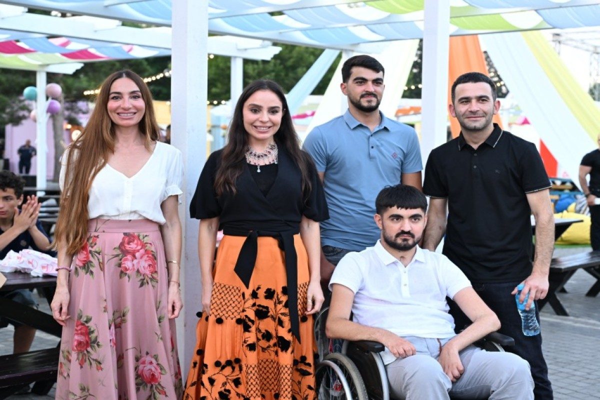 Leyla Əliyeva və Arzu Əliyeva “CandyFest” yay festivalını ziyarət edib və “Sehrli mirvari” su sirki şousunu izləyiblər