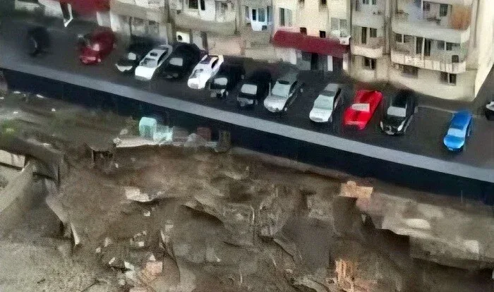 Tiflisin mərkəzində torpaq sürüşməsi: küçələr su altında qalıb