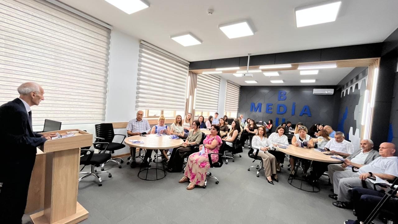 Sosial media ilə bağlı yeni tələblər və yeni dərslik – Bakı Dövlət Universitetdə müzakirə