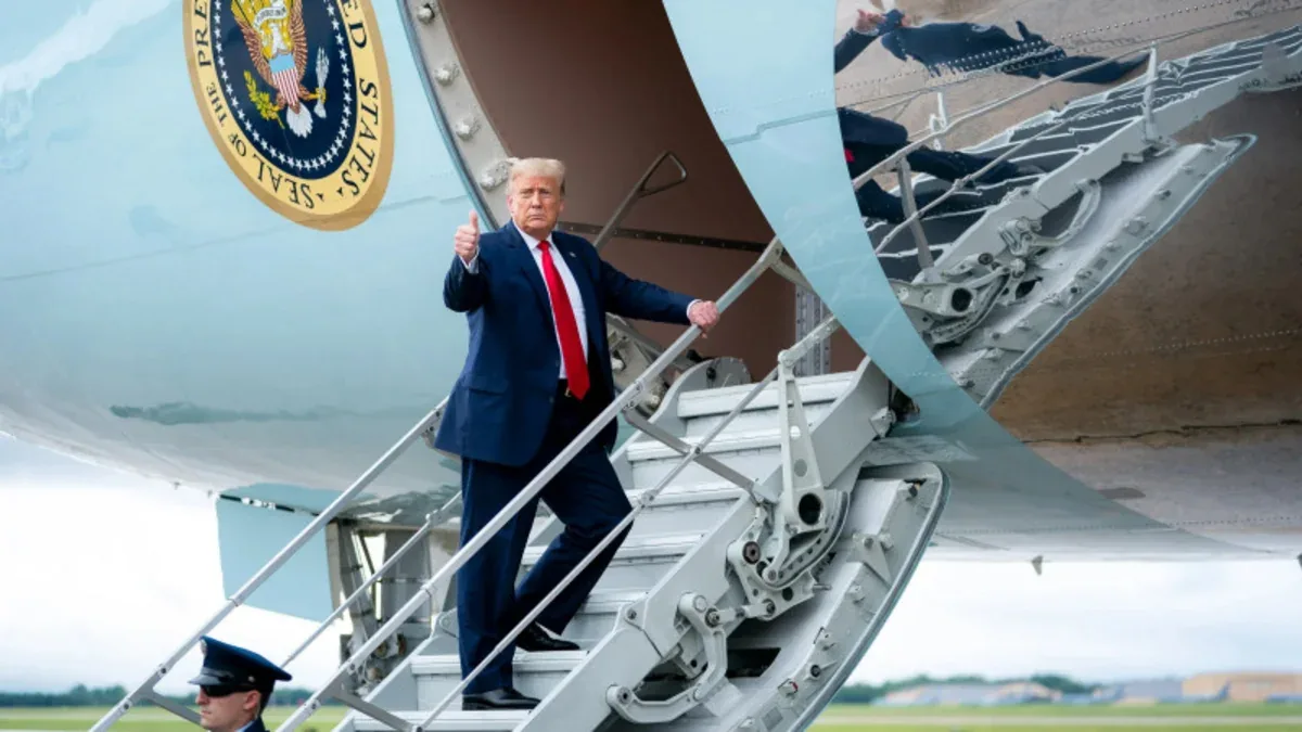 ABŞ-də hava limanına Donald Trampın adı verilib
