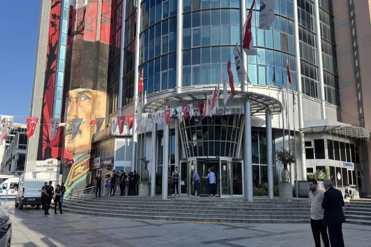 Türkiyədə daha bir bələdiyyə sədri korrupsiya istintaqı çərçivəsində saxlanılıb