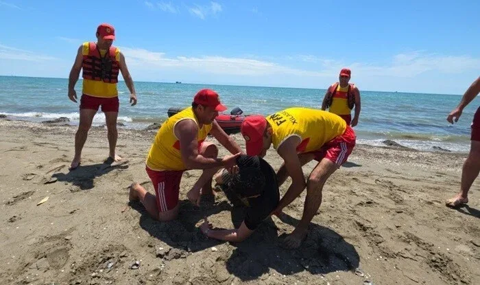 Dənizdə batma təhl&uuml;kəsi ilə &uuml;zləşən şəxs xilas edilib&nbsp;

