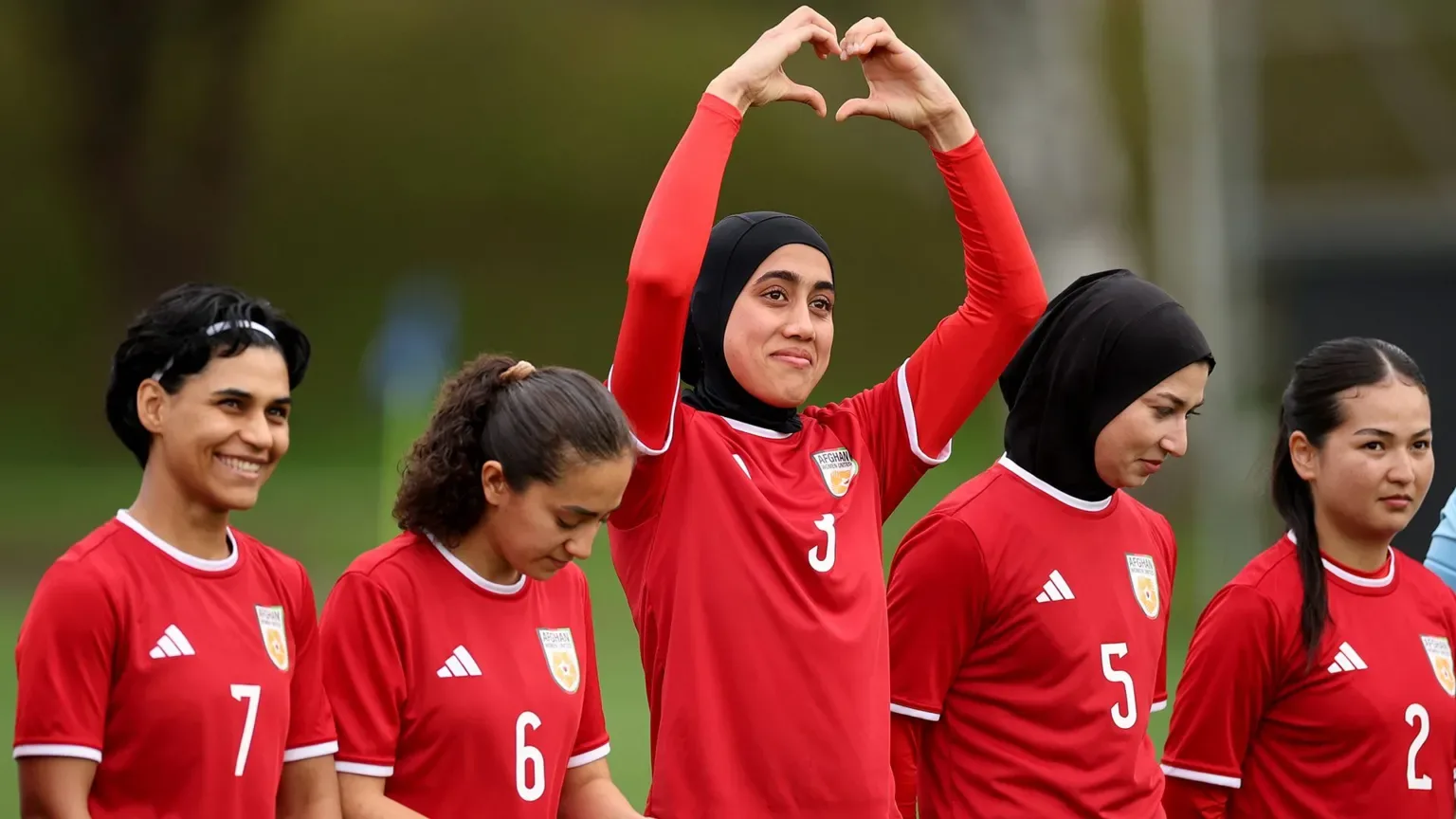Talibanın qadağasından sonra tarixi d&ouml;n&uuml;ş: Əfqan qadın futbol&ccedil;ular 8 min mil uzaqda yenidən bir araya gəldi
