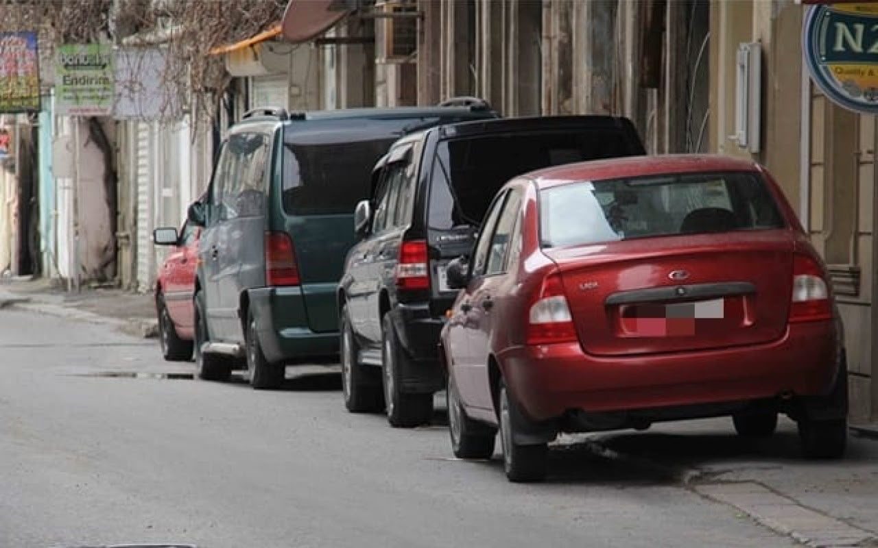 Səkilərdə qanunsuz parklanma piyadaların hərəkətinə mane olur