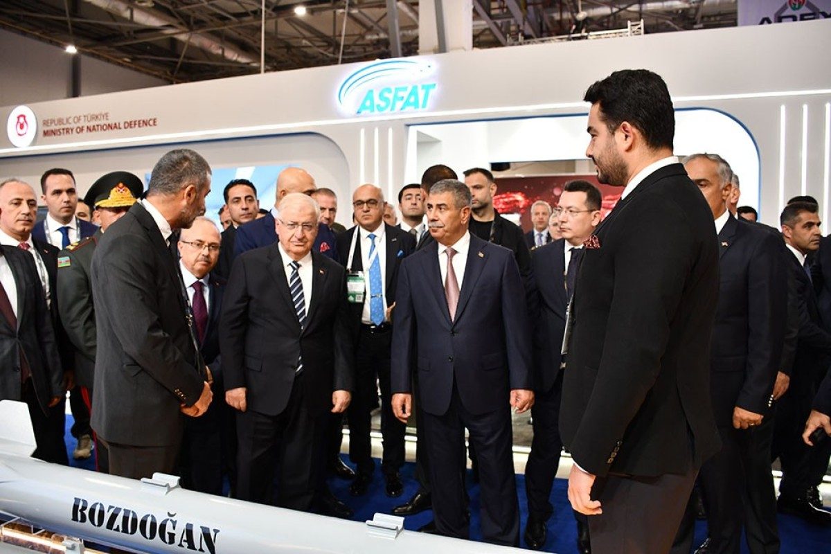 Azərbaycan və Türkiyə müdafiə nazirləri "ADEX 2026" sərgisini ziyarət ediblər
