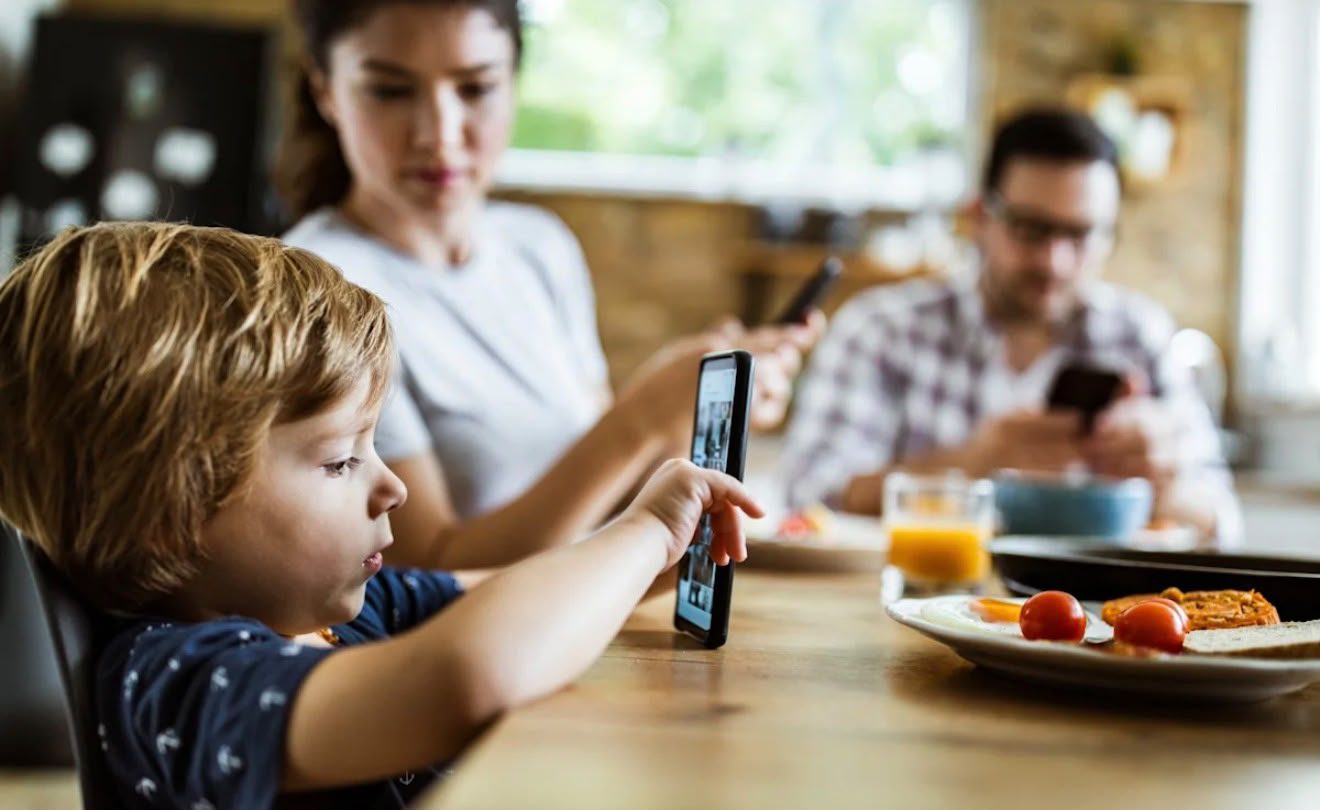 Uşaqların telefon asılılığı: Valideynlərin əsas səhvləri