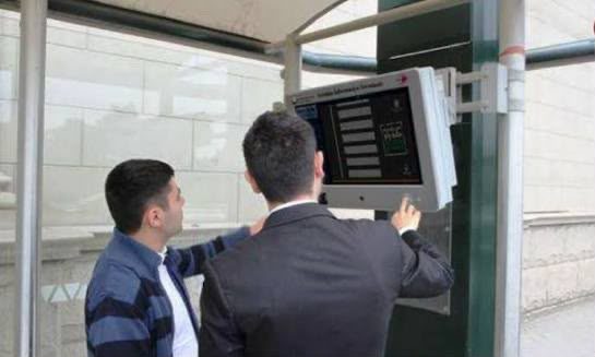 Nəqliyyatda &ldquo;ağıllı dayanacaq&rdquo; monitorlarının işi: Elektron l&ouml;vhələrdə avtobusların gəliş vaxtı necə tənzimlənir?