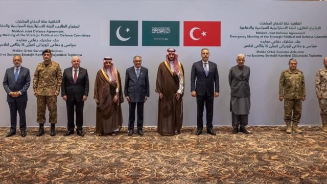 Nazirlər Fidan və Gülər Məkkə Birgə Müdafiə Sazişinin iclasında iştirak ediblər 