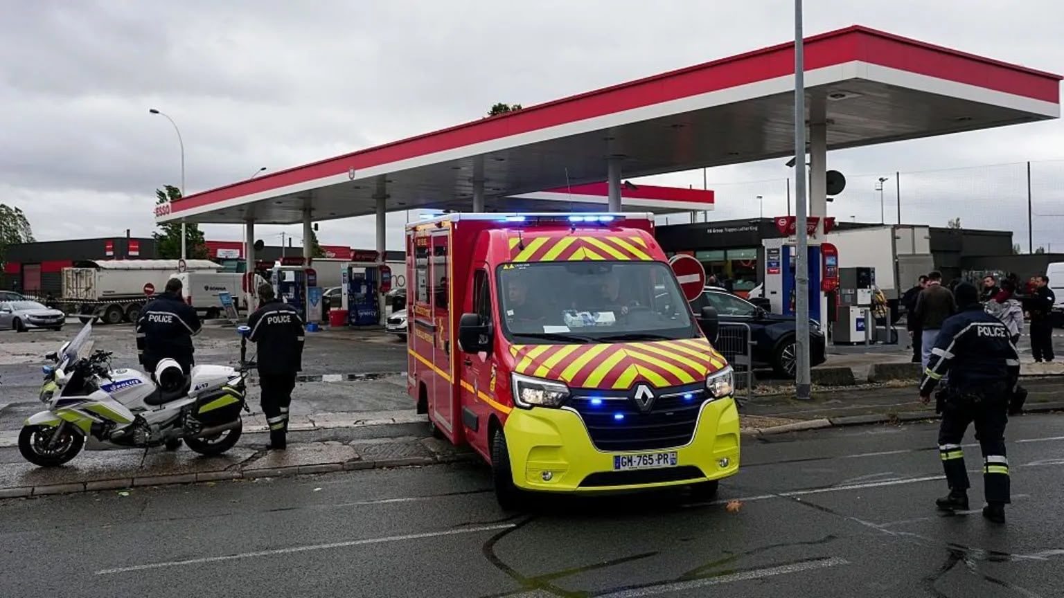 Paris yaxınlığında silahlı hücum: 1 nəfər ölüb, 5 nəfər yaralanıb
